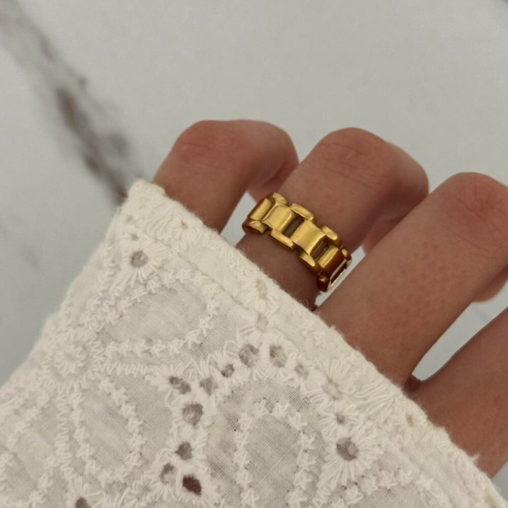 SKU0228 Retro Gold Chain Shape Women Fashion Ring Stainless steel + gift bag